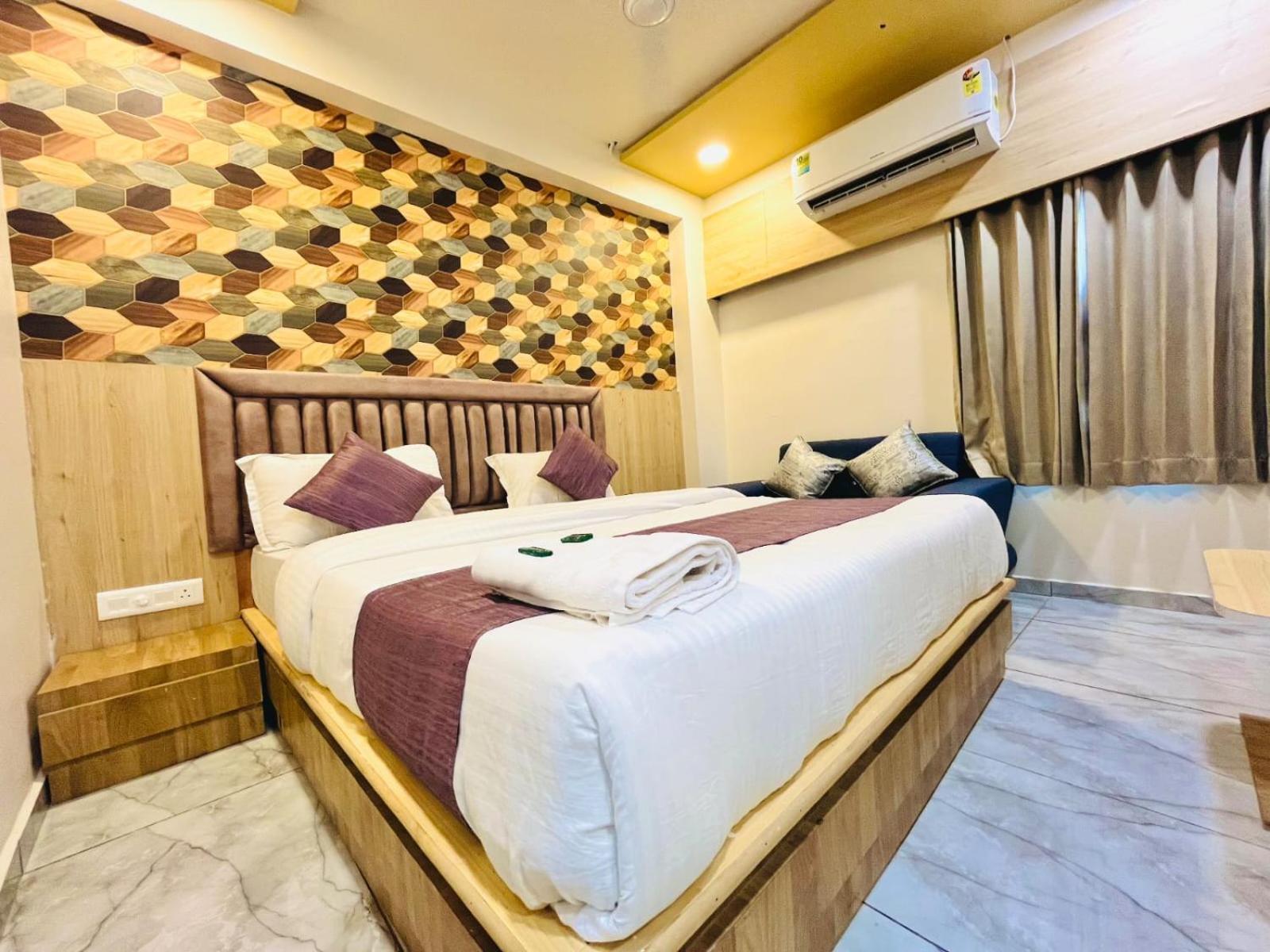 Hotel Alpine Ахмедабад Экстерьер фото